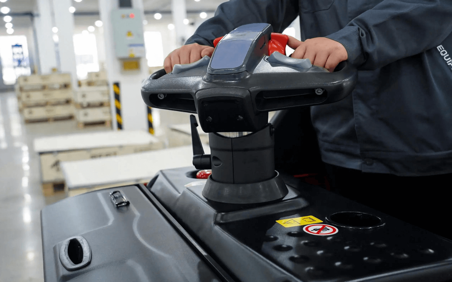 Transpaleta eléctrica de carga pesada con asiento_1440x900_5